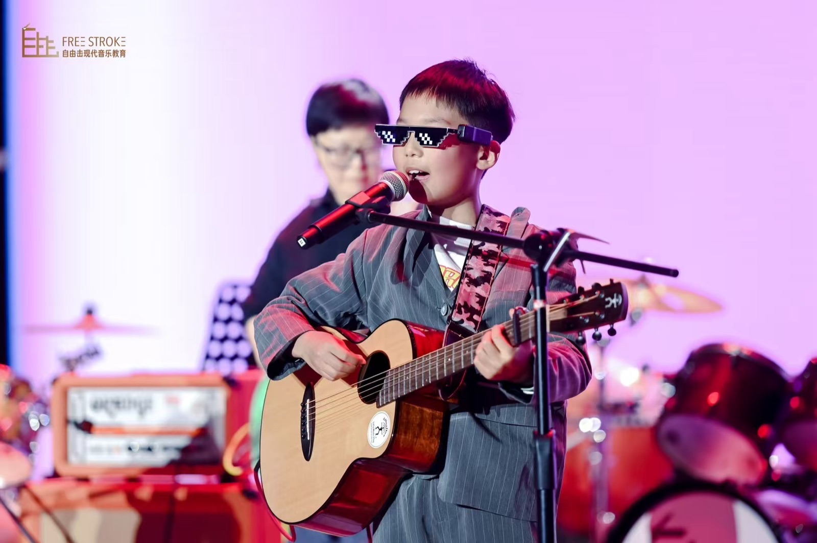 电声乐团吉他学员舞台表演